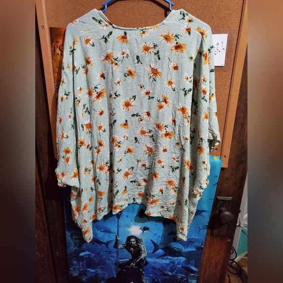 Maurices spring shaw - Picture 3 of 3